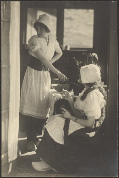 [Két holland ruhába öltözött nő] alkotó: Louis Fleckenstein