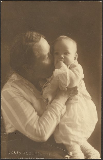 Csecsemőt csókoló nő alkotó: Louis Fleckenstein