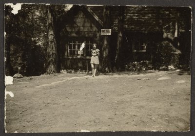 [Nő a kabin előtt] alkotó: Louis Fleckenstein