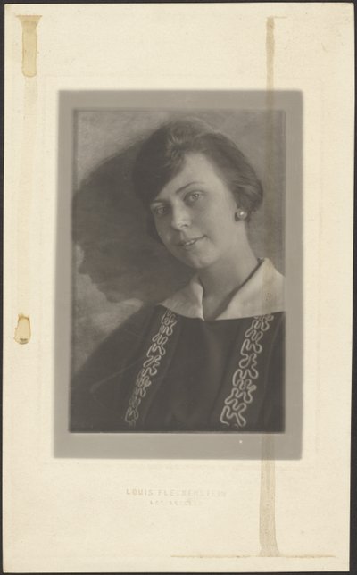 [Nő ruhában, csíkos csővel] alkotó: Louis Fleckenstein