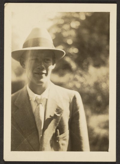 [Fiatal férfi fedora kalapban] alkotó: Louis Fleckenstein