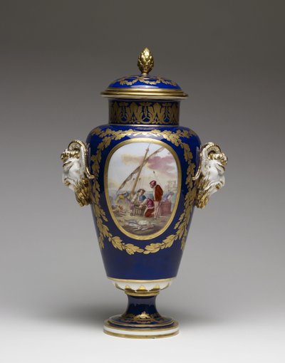 Váza (lágypaszta porcelán festékkel és aranyozással) alkotó: Louis Simon Boizot