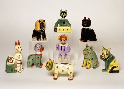 Stilizált állatformájú porcelánvázák csoportja, XX. század (porcelán, zománc) alkotó: Louis Wain