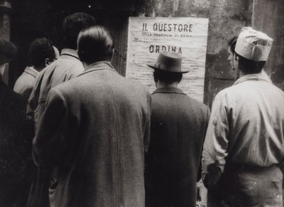 Emberek csoportja, akik a Római Karnevál megnyitóján a főfelügyelő utasítására készült plakátot olvassák el alkotó: Luigi Leoni