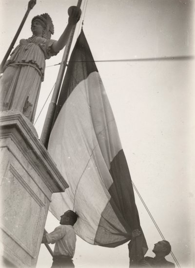 Olasz zászló felhúzva egy szobor mellett alkotó: Luigi Leoni