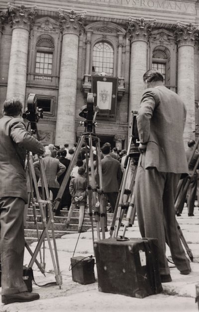 Fényképészek a római Szent Péter téren alkotó: Luigi Leoni