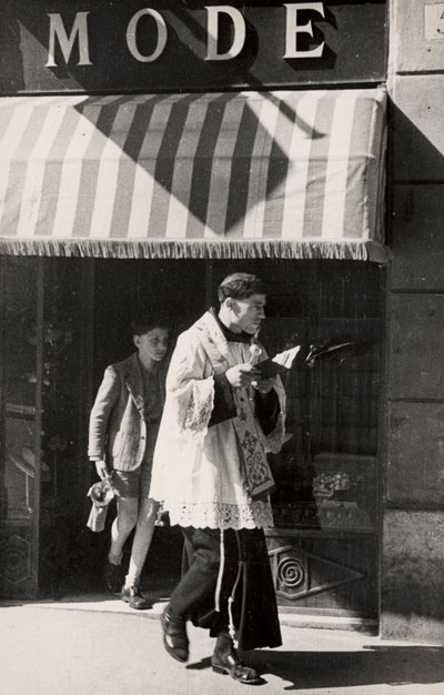 Pap a húsvéti áldás alatt alkotó: Luigi Leoni