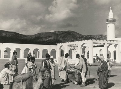 A városi élet jelenetei a muszlim El Fager Al Fajr vagy Hajnal, Bengázi, Cyrenaica, muszlim faluban alkotó: Luigi Leoni