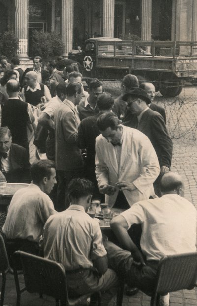 Várakozó asztalok, a háttérben egy amerikai hadsereg teherautó alkotó: Luigi Leoni