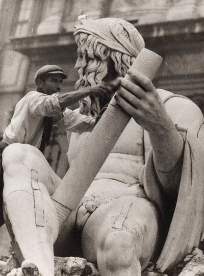 Munkás a Gangesz szobrán a római Piazza Navonán lévő Négy folyó szökőkútjánál. alkotó: Luigi Leoni