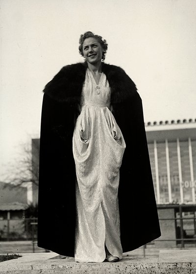 Modell estélyi ruhában, a "Graldi" couture ház alkotása. A cikket szőrmés köpeny egészíti ki. (f/w fotó) alkotó: Luis Bogino