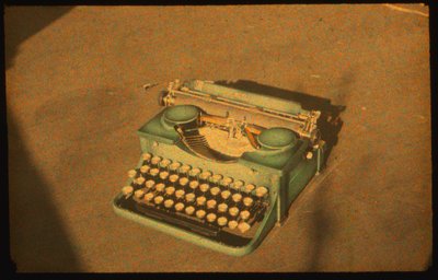 Csendélet színes fénykép egy írógépről Autochrome LumiÃ¨re és egy 35mm-es... alkotó: Luis Marden