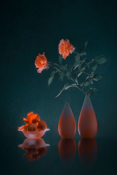 Elegáns, sötét virágmotívum alkotó: Lydia Jacobs