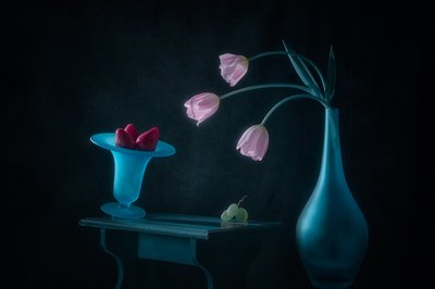 Rózsaszín tulipánok és eprek alkotó: Lydia Jacobs