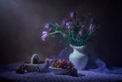 Lila tulipánok csendélete alkotó: Lydia Jacobs