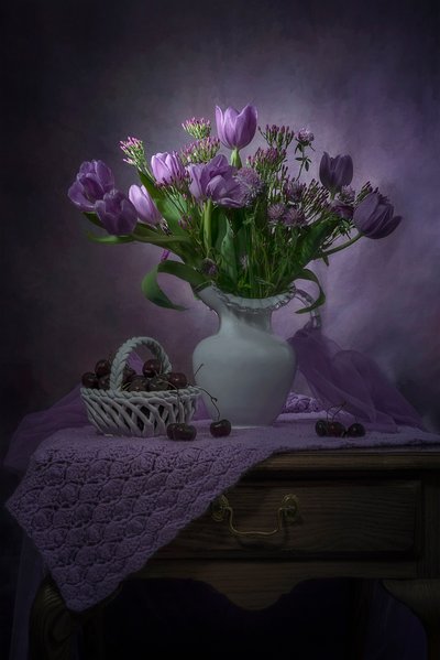 Lila tulipánok és cseresznyék alkotó: Lydia Jacobs