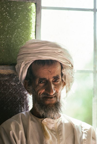 Egy szaiq férfi portréja az ománi Saiq-fennsík magasában alkotó: Lynn Abercrombie
