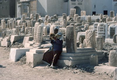 Jemeni férfi szavalja a Koránt a dél-jemeni Hadramawtban, Sayunban lévő temetőben. alkotó: Lynn Abercrombie