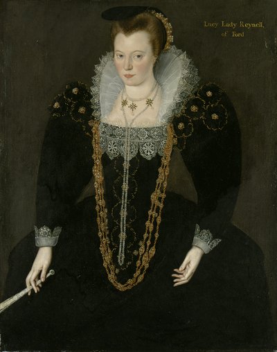 Lucy portréja, Lady Reynell Fordból, háromnegyed hosszú, sötét ruhában, fehér csipkegallérral, arany és gyöngy nyakláncokkal, jobb kezében legyezőt tartva azonosító felirattal. alkotó: Marcus the Younger Gheeraerts