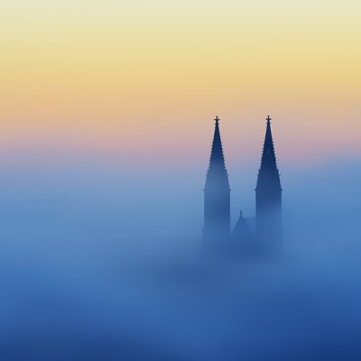 Ködös templomtornyok alkotó: Marek Kijevský