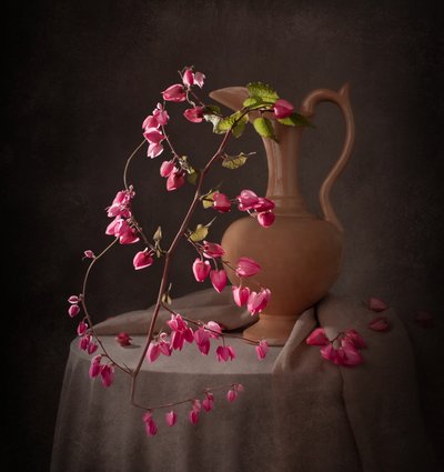 Elegáns rózsaszín csendélet alkotó: Margareth Perfoncio