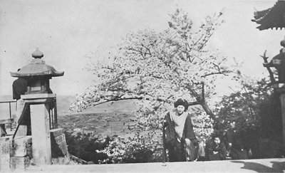 A templom lépcsőjének tetején, a Biwa-tó felett, 1900, 1921 alkotó: Marguerite Leonard