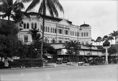 Kilátás a Raffles Hotelre, Szingapúr alkotó: Marine Photo Service