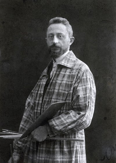 Guido Spadolini festő háromnegyed hosszúságú portréja. Hosszú nadrágot visel, bal kezében ecsetet és palettát tart, 26111901 alkotó: Mario Nunes Vais