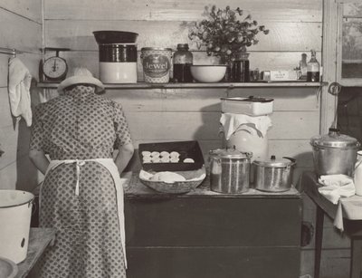 A Wilkins család egyik tagja kekszet készít vacsorára a kukoricakukoricás napján Fred Wilkins asszony otthonában, a Granville megyei Tallyho közelében. Észak-Karolina alkotó: Marion Post Wolcott