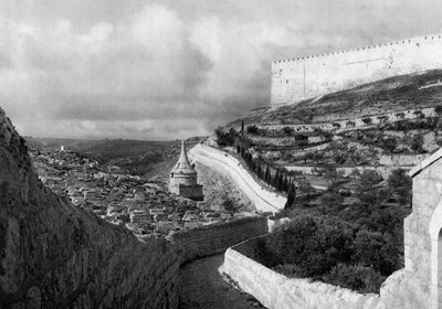 Zsidó temetkezési helyek a jeruzsálemi fal közelében, 1937 alkotó: Martin Hurlimann