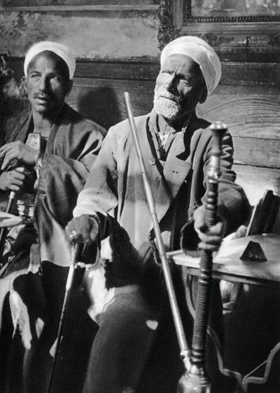 Füstölni a narghileh-t, Kairó, 1937 alkotó: Martin Hurlimann
