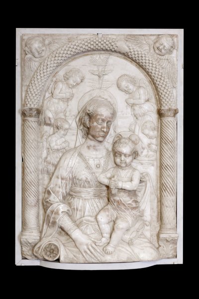 Madonna gyermekével és angyalokkal, 1460 körül (márvány) alkotó: Master of the Marble Madonnas
