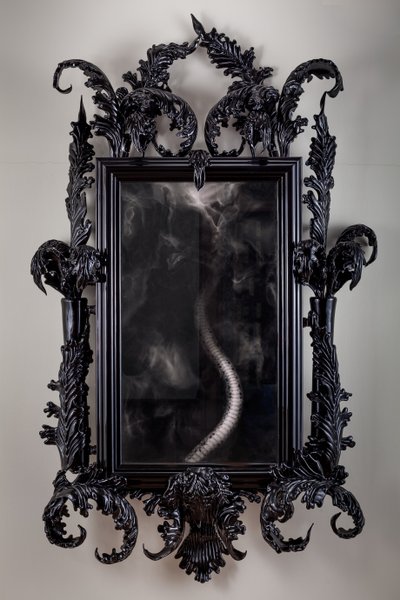 East of Eden, 2013 (Fekete muránói üveg, megfigyelő tükör, acél, fa, lakk, LCD képernyő és merevlemez) alkotó: Mat Collishaw