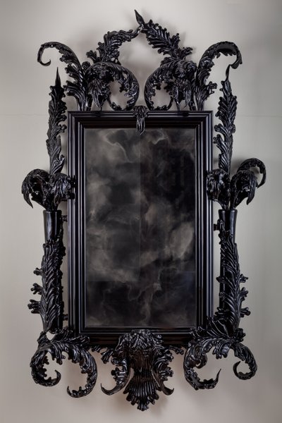 East of Eden, 2013 (Fekete muránói üveg, megfigyelő tükör, acél, fa, lakk, LCD képernyő és merevlemez) alkotó: Mat Collishaw