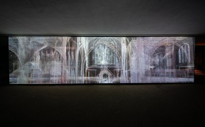 Echolokáció, 2021 (3 csatornás videóvetítés polipropilén hálóra) alkotó: Mat Collishaw
