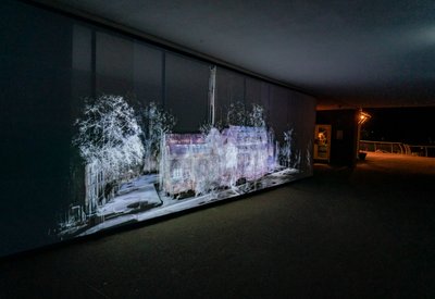 Echolokáció, 2021 (3 csatornás videóvetítés polipropilén hálóra) alkotó: Mat Collishaw