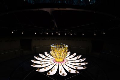 Equinox, 2021 (akril, elektromos áramkörök, hidraulika, lakk, motor, festék, újrahasznosított gyanta, acél) alkotó: Mat Collishaw