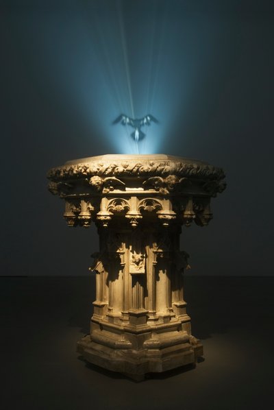 Ganymedes, 2007 (Acél, gyanta, füstgép, folyadék, elszívó ventilátor, videoprojektor és DVD-lejátszó) alkotó: Mat Collishaw