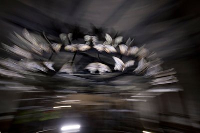 Magic Lantern, 2010 (acélkeret, perforált alumíniumlemez, duzzasztott gyanta, LED lámpák, motor) alkotó: Mat Collishaw