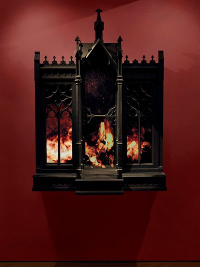 Performance, 2010 (fa, acél, megfigyelő tükör, LCD képernyők és merevlemez) alkotó: Mat Collishaw