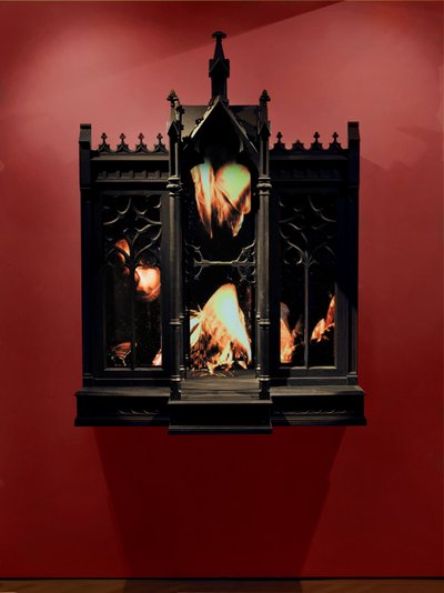 Performance, 2010 (fa, acél, megfigyelő tükör, LCD képernyők és merevlemez) alkotó: Mat Collishaw