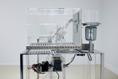 The Machine Zone, 2019 (acél, alumínium, szervomotorok) alkotó: Mat Collishaw
