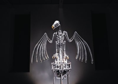 The Nerve Rack, 2019 (Acetál, akril, alumínium, sárgaréz, elektromos áramkörök, festék, PVC, gyanta, szervomotorok, acél) alkotó: Mat Collishaw