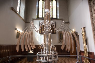 The Nerve Rack, 2019 (Acetál, akril, alumínium, sárgaréz, elektromos áramkörök, festék, PVC, gyanta, szervomotorok, acél) alkotó: Mat Collishaw