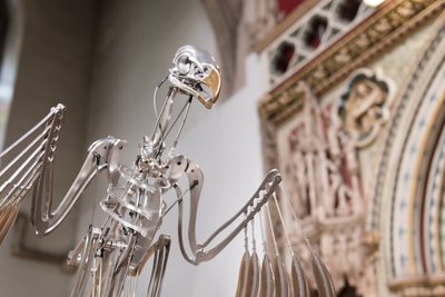 The Nerve Rack, 2019 (Acetál, akril, alumínium, sárgaréz, elektromos áramkörök, festék, PVC, gyanta, szervomotorok, acél) alkotó: Mat Collishaw