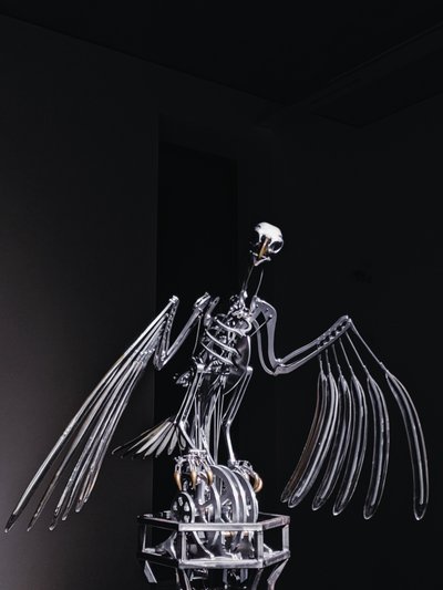 The Nerve Rack, 2019 (Acetál, akril, alumínium, sárgaréz, elektromos áramkörök, festék, PVC, gyanta, szervomotorok, acél) alkotó: Mat Collishaw