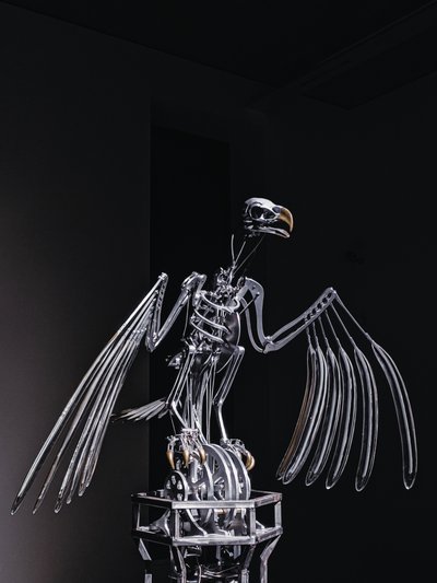 The Nerve Rack, 2019 (Acetál, akril, alumínium, sárgaréz, elektromos áramkörök, festék, PVC, gyanta, szervomotorok, acél) alkotó: Mat Collishaw