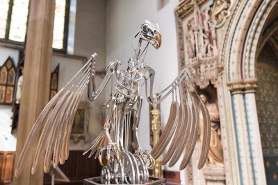 The Nerve Rack, 2019 (Acetál, akril, alumínium, sárgaréz, elektromos áramkörök, festék, PVC, gyanta, szervomotorok, acél) alkotó: Mat Collishaw