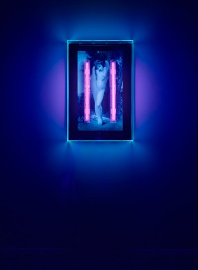 Ultraibolya Angyal, 2008 (Ultraibolya tinta plexiüveg dobozon, 2 ultraibolya neonfény) alkotó: Mat Collishaw