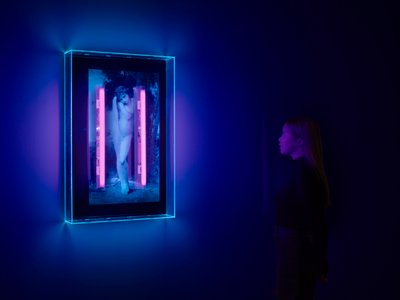 Ultraibolya Angyal, 2008 (Ultraibolya tinta plexiüveg dobozon, 2 ultraibolya neonfény) alkotó: Mat Collishaw